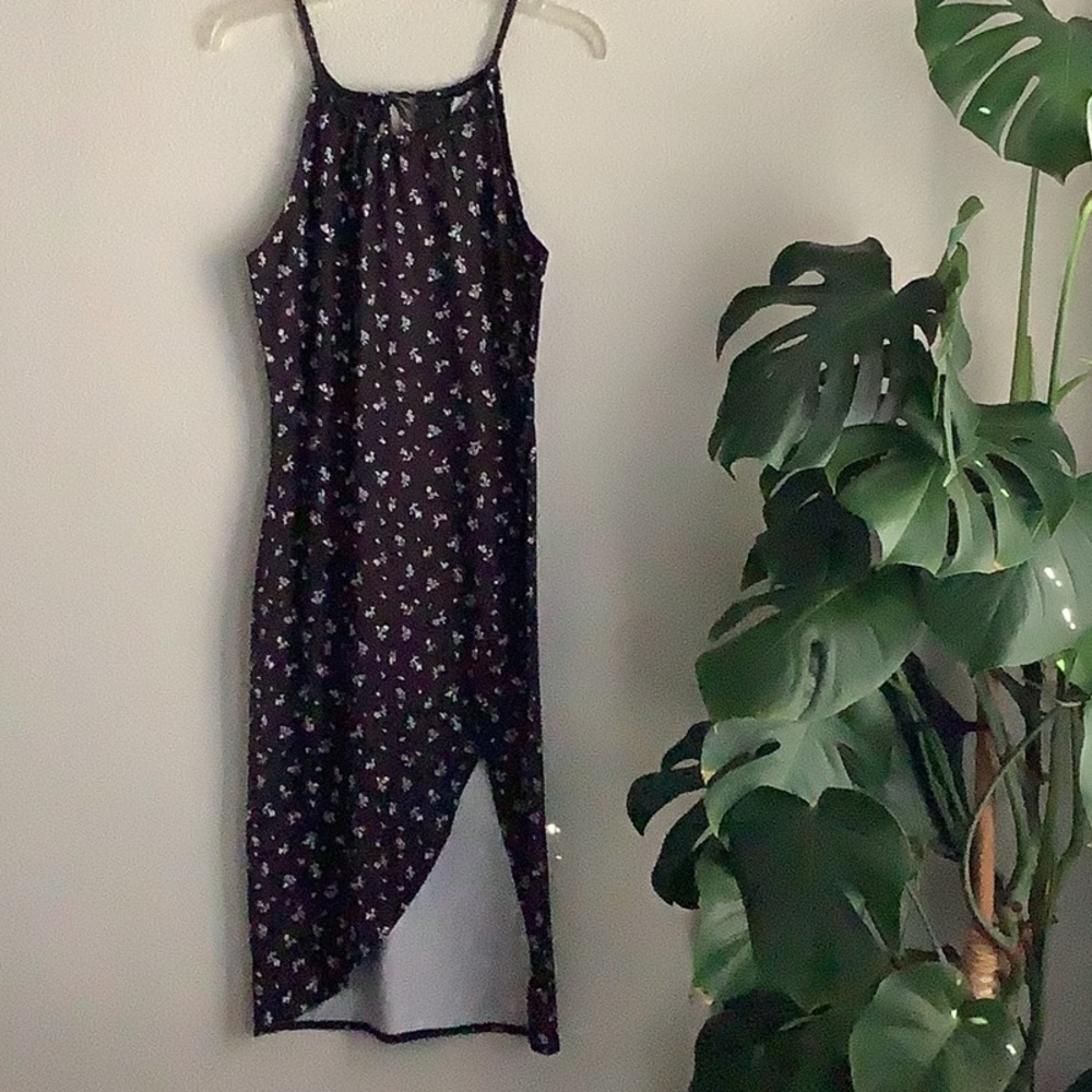 Chic Black Midi Dress with Timeless Appeal